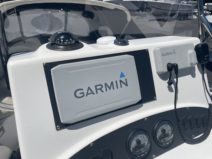 2006 Boston Whaler 210 OUTRAGE Photo 7 sur 11