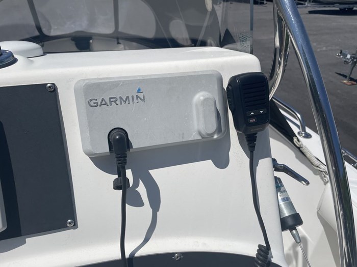 2006 Boston Whaler 210 OUTRAGE Photo 9 sur 11