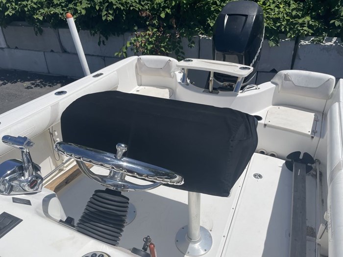 2006 Boston Whaler 210 OUTRAGE Photo 6 sur 11
