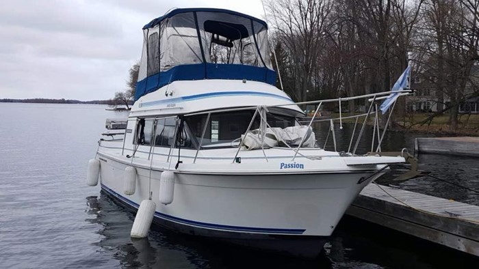 1988 Carver Voyager 28 Photo 1 of 6