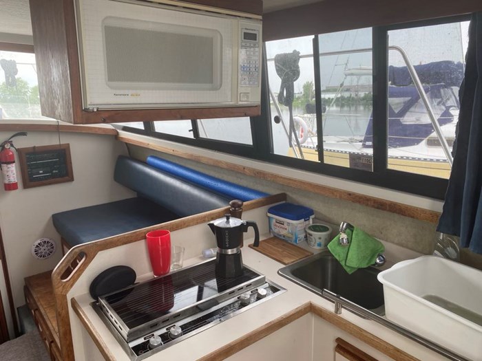 1988 Carver Voyager 28 Photo 3 of 6