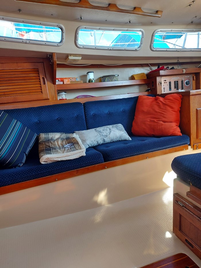 1985 Catalina 30 Tall Rig Photo 3 of 12
