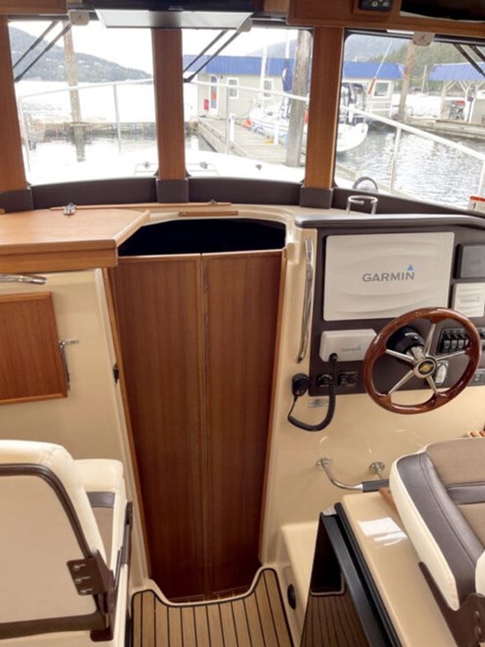 2016 Ranger Tugs 31RCB Photo 9 of 18