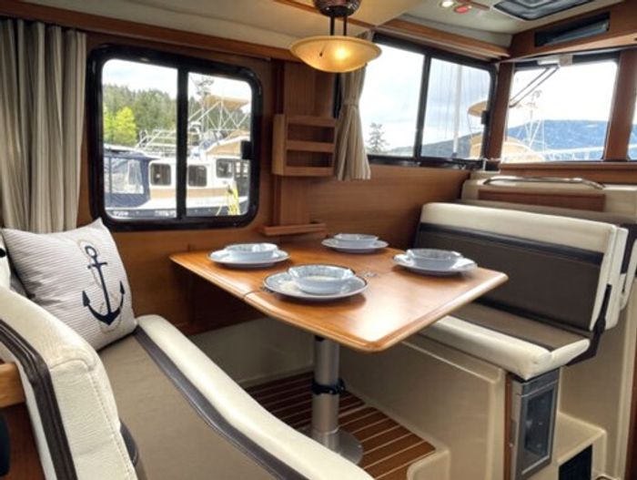 2016 Ranger Tugs 31RCB Photo 10 of 18