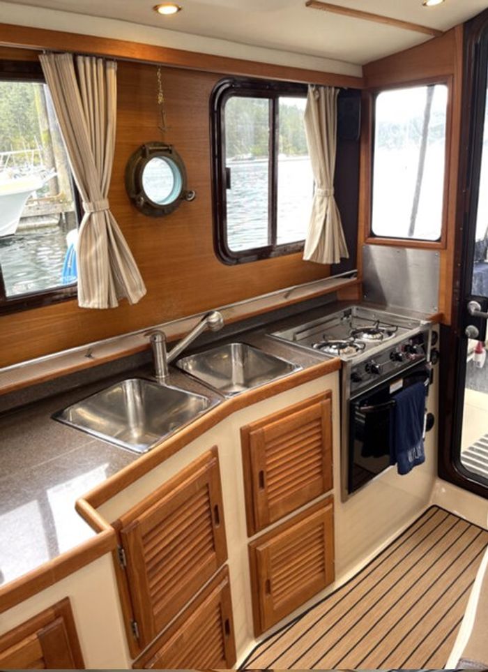 2016 Ranger Tugs 31RCB Photo 13 of 18