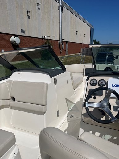 2014 Boston Whaler 230 Vantage Photo 3 of 7
