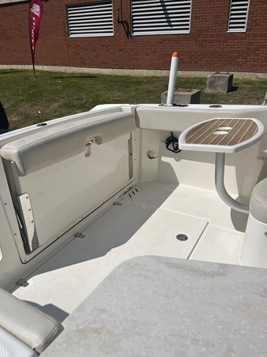2014 Boston Whaler 230 Vantage Photo 4 of 7