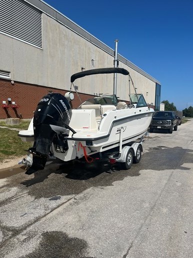 2014 Boston Whaler 230 Vantage Photo 2 of 7