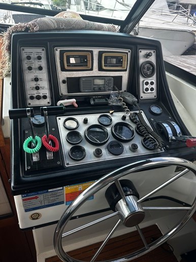1986 Carver Riviera 28 Photo 9 of 21