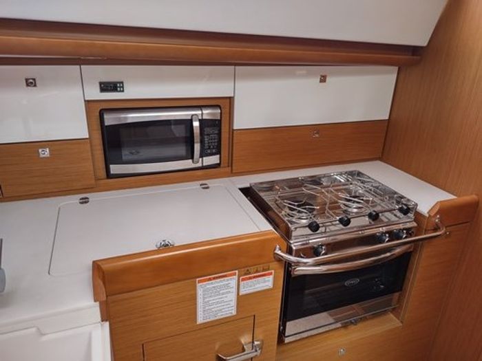 2017 Jeanneau 44 DS Photo 32 of 44