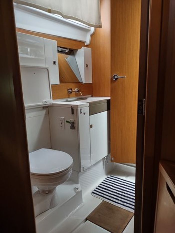 2017 Jeanneau 44 DS Photo 40 of 44