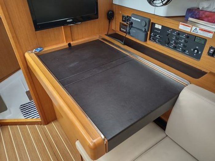 2017 Jeanneau 44 DS Photo 21 of 44