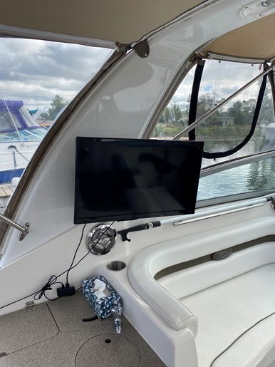 2011 Rinker 280 Express Cruiser Photo 9 of 24
