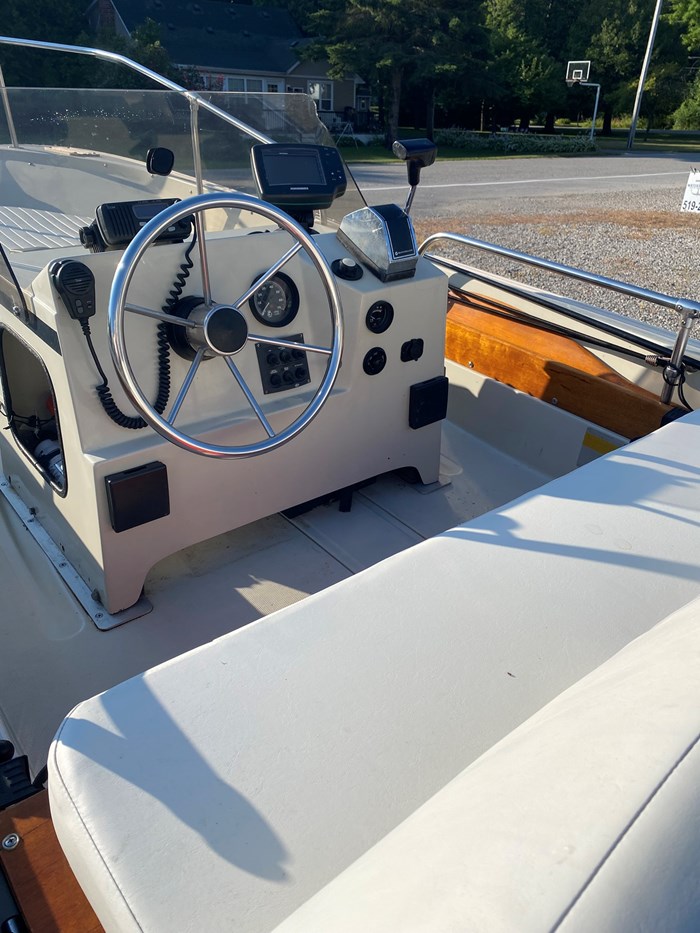 1987 Boston Whaler Montauk Photo 5 of 12