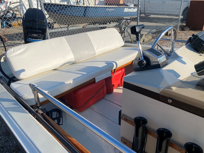 1987 Boston Whaler Montauk Photo 9 of 12