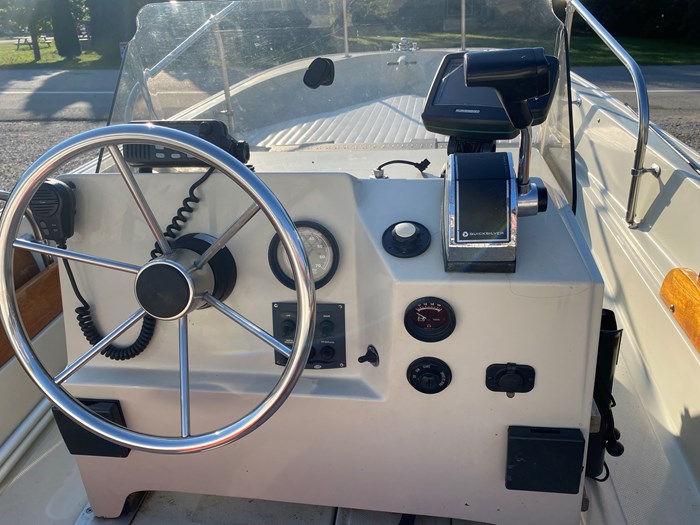 1987 Boston Whaler Montauk Photo 6 of 12