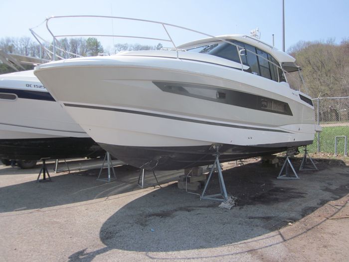 2019 Jeanneau NC 33 Photo 2 of 30