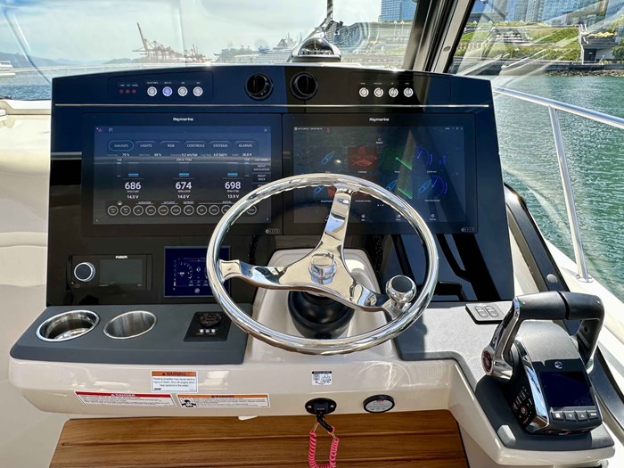 2023 Boston Whaler 405 Conquest Pilothouse Photo 13 of 31