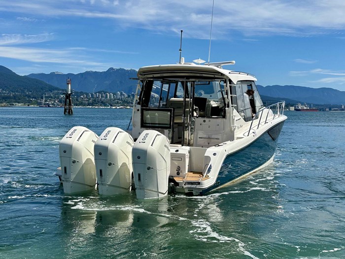 2023 Boston Whaler 405 Conquest Pilothouse Photo 8 of 31