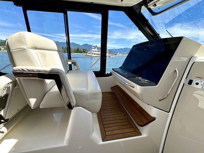 2023 Boston Whaler 405 Conquest Pilothouse Photo 15 of 31