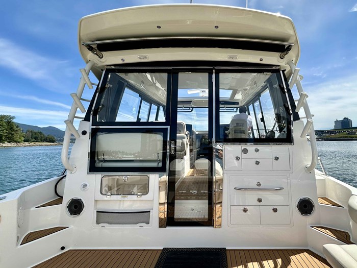 2023 Boston Whaler 405 Conquest Pilothouse Photo 9 of 31