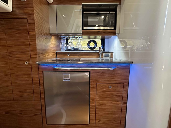 2023 Boston Whaler 405 Conquest Pilothouse Photo 23 of 31