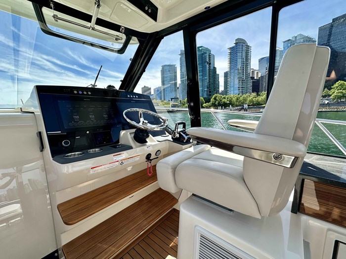 2023 Boston Whaler 405 Conquest Pilothouse Photo 11 of 31