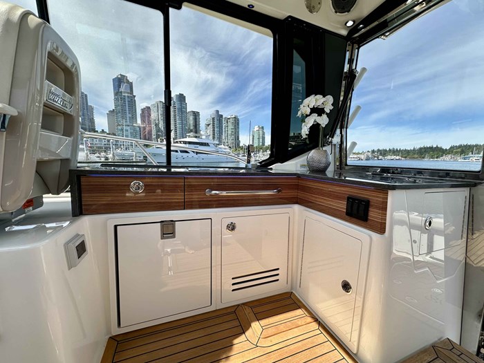2023 Boston Whaler 405 Conquest Pilothouse Photo 18 of 31