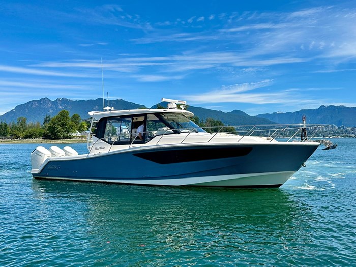 2023 Boston Whaler 405 Conquest Pilothouse Photo 5 of 31