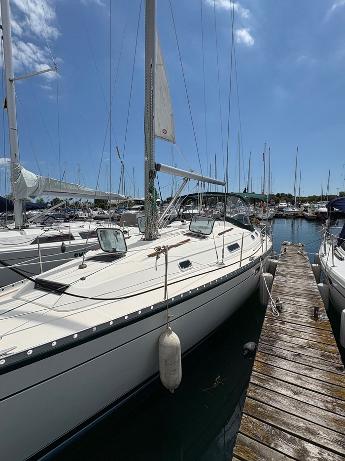 1998 Beneteau 381 Photo 2 of 34