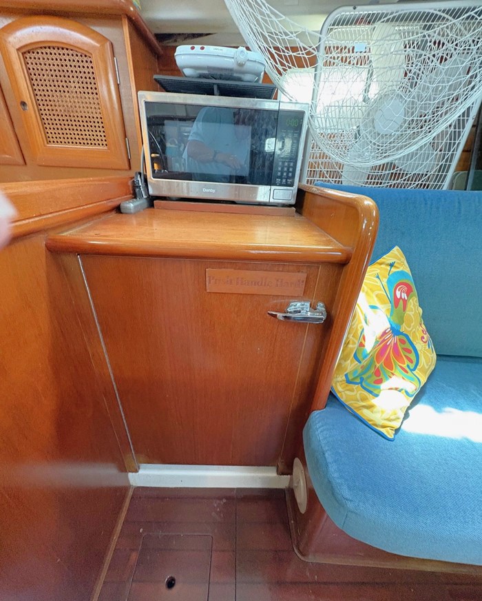 1998 Beneteau 381 Photo 18 of 34