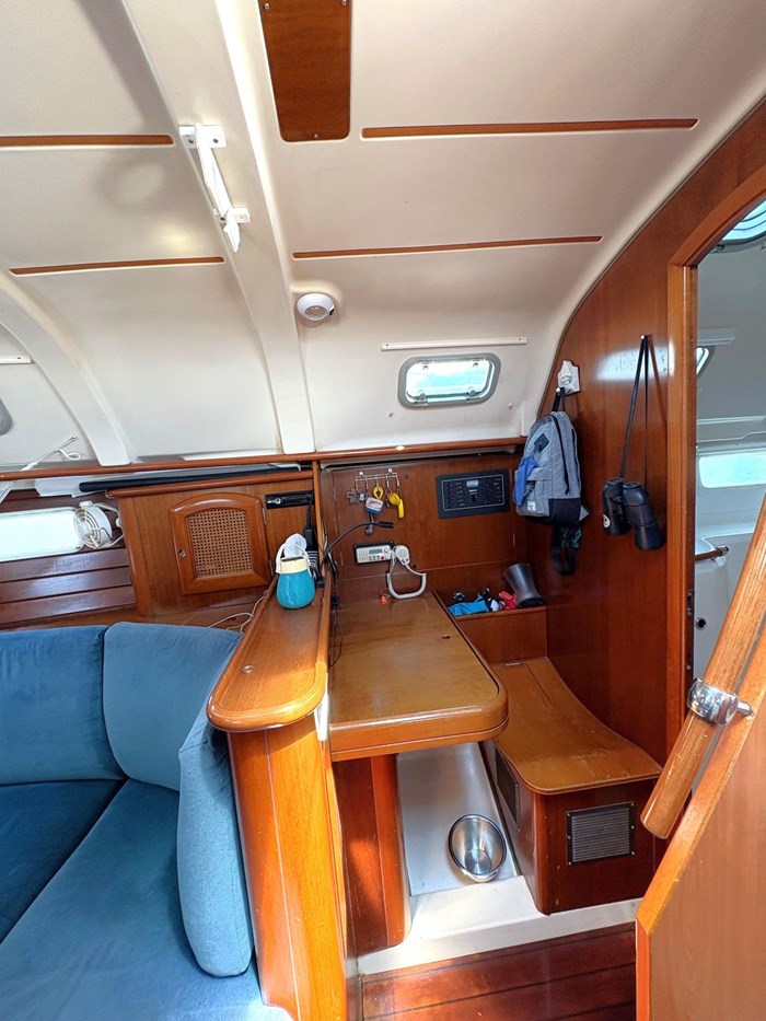 1998 Beneteau 381 Photo 23 of 34