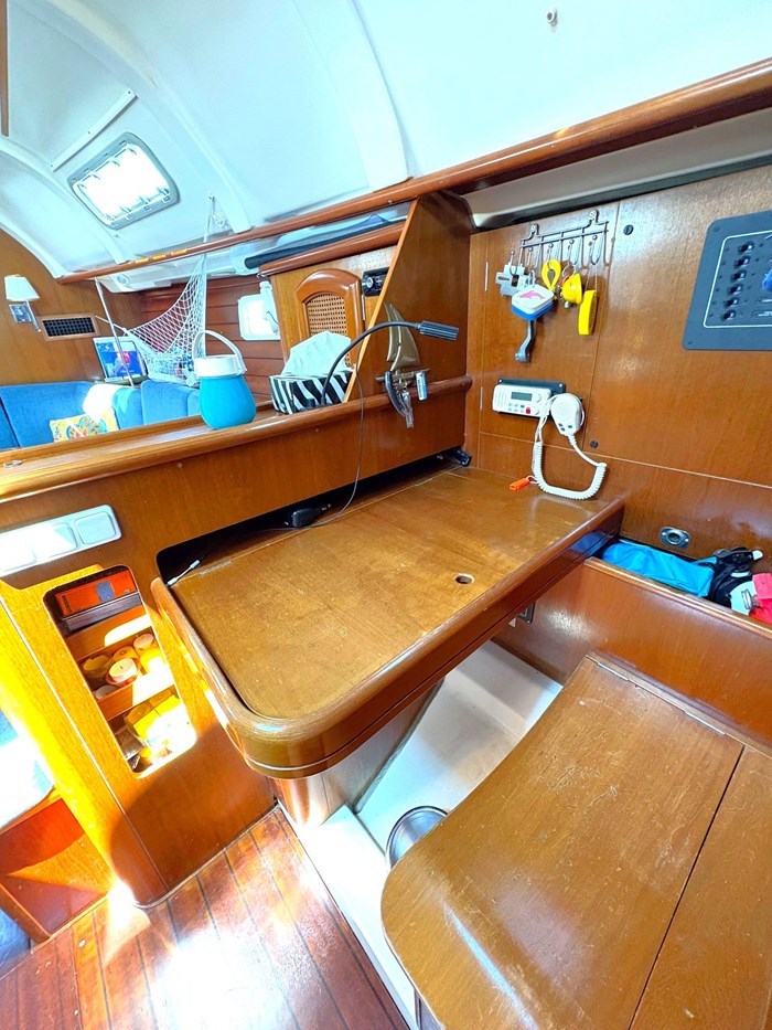 1998 Beneteau 381 Photo 24 of 34