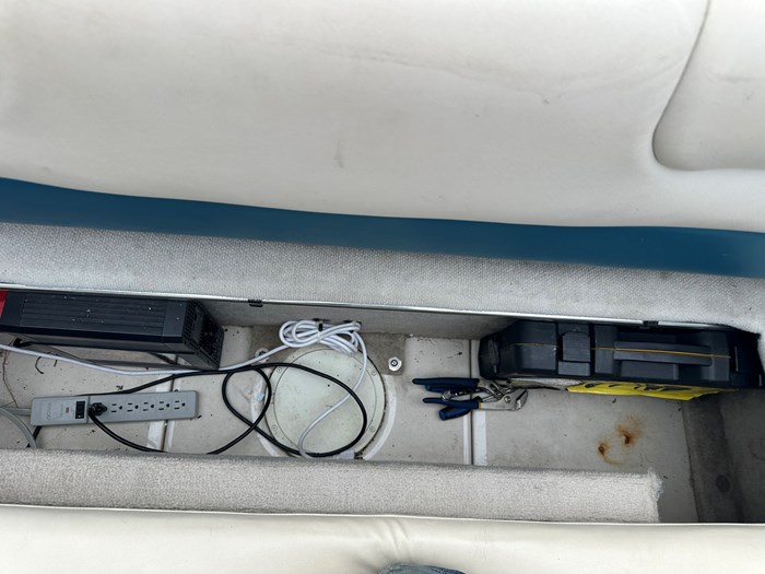 1998 CROWNLINE 266 LTD. Photo 20 of 21