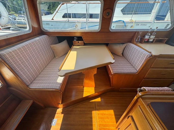 1981 Truant 370 Pilothouse Photo 8 of 24