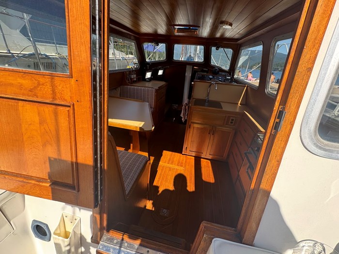 1981 Truant 370 Pilothouse Photo 7 of 24
