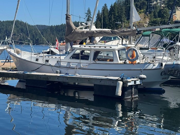 1981 Truant 370 Pilothouse Photo 2 of 24