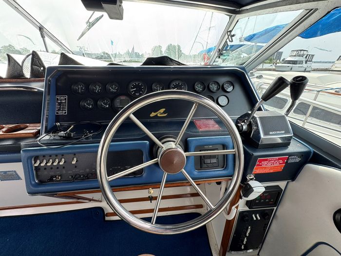 1989 Sea Ray 300 Sundancer Photo 11 of 20