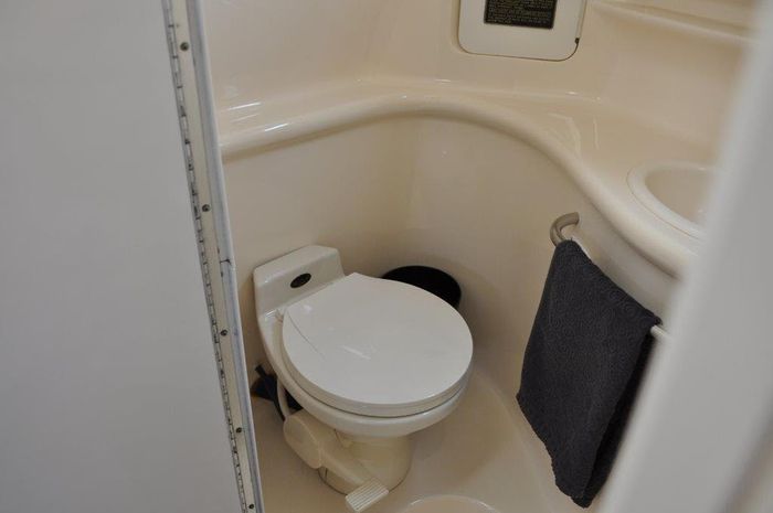 1997 Sea Ray 330 Sundancer M/C Photo 13 of 14