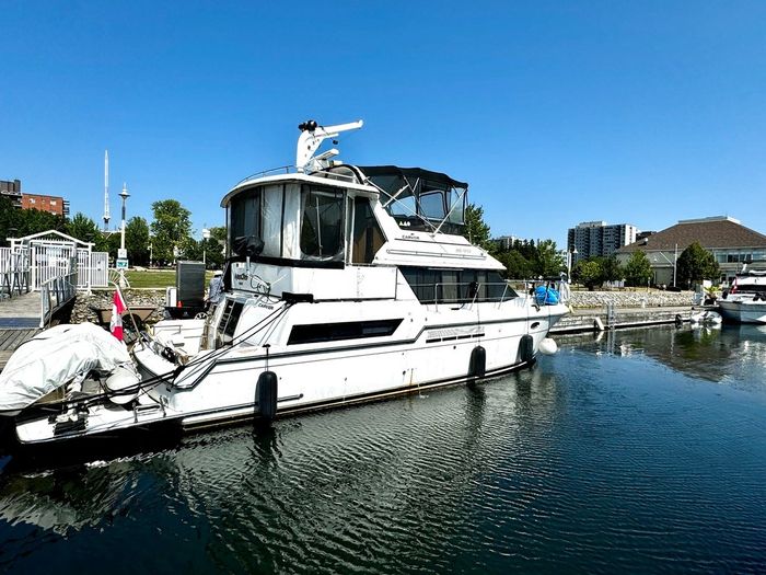 1991 Carver 430 cockpit motor yacht Photo 2 sur 41