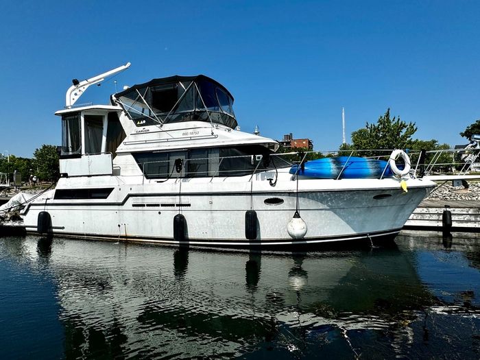 1991 Carver 430 cockpit motor yacht Photo 1 sur 41