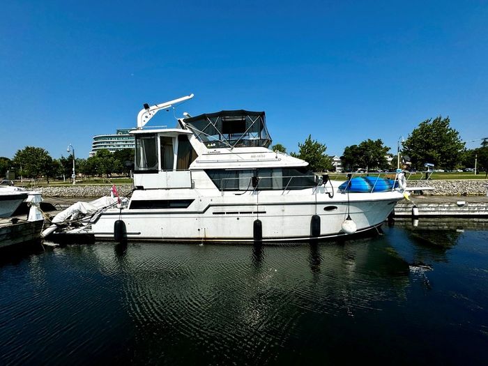 1991 Carver 430 cockpit motor yacht Photo 3 sur 41