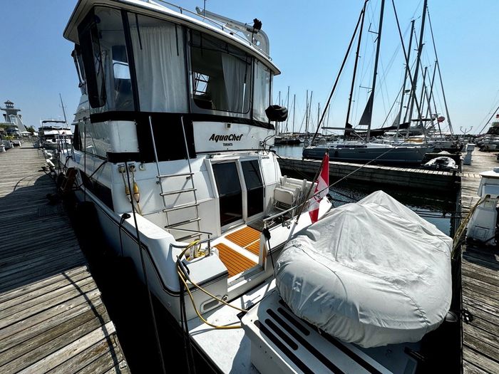 1991 Carver 430 cockpit motor yacht Photo 6 sur 41