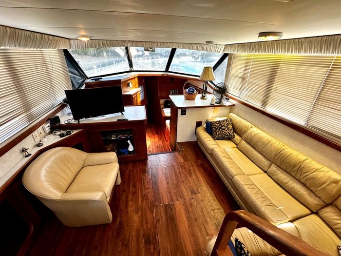 1991 Carver 430 cockpit motor yacht Photo 8 sur 41
