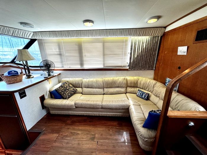 1991 Carver 430 cockpit motor yacht Photo 9 sur 41
