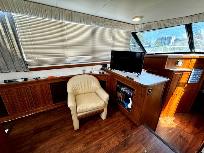 1991 Carver 430 cockpit motor yacht Photo 10 sur 41