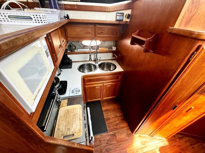 1991 Carver 430 cockpit motor yacht Photo 11 sur 41