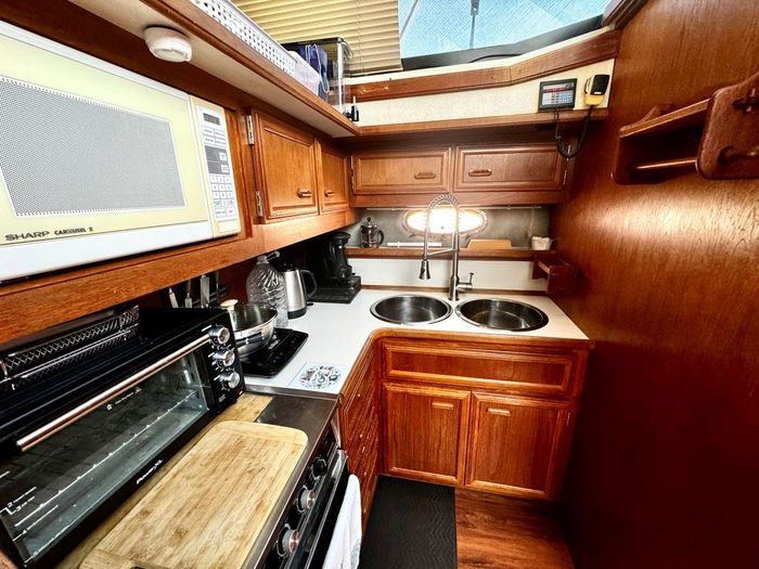 1991 Carver 430 cockpit motor yacht Photo 12 sur 41