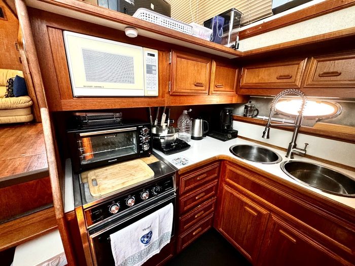 1991 Carver 430 cockpit motor yacht Photo 13 sur 41