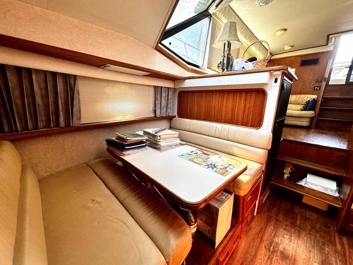 1991 Carver 430 cockpit motor yacht Photo 14 sur 41